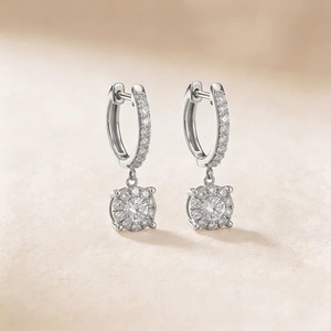 Pendientes de Aro con Diamantes Redondos Cultivados en Laboratorio de 2.00CT, Oro Blanco de 9K, Joyería Fina al por Mayor - Product Image 1