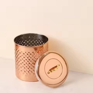 Pot à bougie en métal artisanal avec motif en relief pour la décoration de bougies de luxe à la maison - Product Image 1