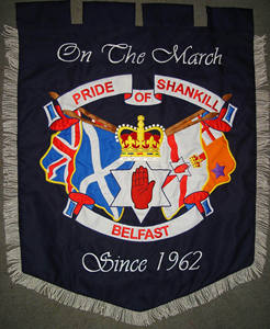 Banderas bordadas a máquina al por mayor, banderas personalizadas para bandas de marcha, banderas colgantes para desfiles al por mayor - Product Image 1