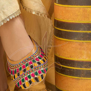 Calzado Khussa con Estampado Moderno y Antideslizante, Parte Superior de Cuero Sintético, con Opciones Personalizables para Uso Diario - Product Image 5