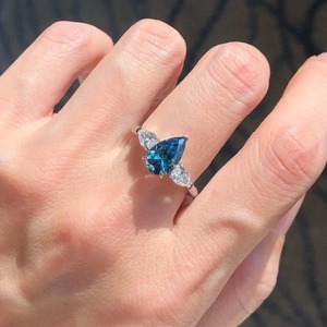 Anillo de Compromiso de Tres Piedras con Diamante Cultivado en Laboratorio Certificado por IGI, Color Azul Pera de 2.1ct, Oro Blanco de 14K, Diseño de 3 Piedras - Product Image 4
