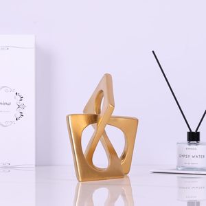 Escultura Moderna de Nudo Geométrico Dorado para Decoración de Mesa de Oficina u Hogar - Product Image 2