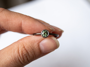 Anillo Solitario de Plata de Ley 925 con Amatista Verde Natural Redonda Engastada en Bisel, Joyería Fina, Memoria Jewels - Product Image 2