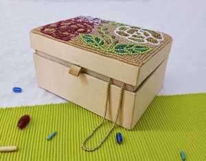 NOUSHAD ARTISANAT NH-997 Boîtes à bijoux rectangulaires de luxe modernes de haute qualité avec broderie Zari et perles pour entreprises - Product Image 1