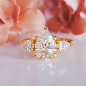 Élégante bague de mariage et cadeau certifiée pour elle, en argent sterling 925 plaqué or rose, sertie d'un moissanite taille poire de 2 carats - Product Image 1