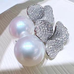 Boucles d'oreilles clous fines en perles vert paon 12-13mm, vente en gros fabricant, or 18 carats, brillance intense, qualité supérieure, boîte cadeau incluse - Product Image 2