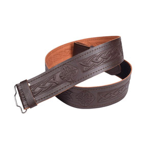 Cinturón de Cuero Marrón con Grabado de Diamantes Celticos, Ajustable, para Kilt, Cinturón Tradicional Escocés para Usar con Tartán - Product Image 1