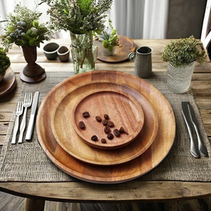 Assiettes rondes en bois écologiques classiques polies avec logo personnalisé, plusieurs tailles, pour hôtel, café - Product Image 3