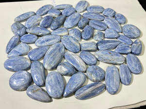 Cristaux de cyanite bleus naturels polis à la main sculptés à la main Vente en gros pour la décoration de pierres précieuses d'énergie de guérison Chakra Pierres précieuses en vrac - Product Image 2