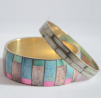 Bracelet tendance en laiton plaqué or avec émail, sculpture moderne en résine polie, style Kada, art traditionnel et mode antique