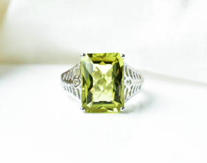 Anillo hecho a mano de cuarzo limón natural con corte radiante y diseño de rejilla cítrica en plata de ley 925 para uso diario. - Product Image 1