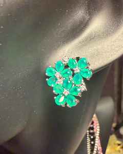 Boucles d'oreilles clous florales en spinelle émeraude et moissanite, dos en argent sterling 925, bijoux fins de luxe pour femme - Product Image 2