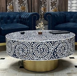 Table basse ronde bleu foncé avec incrustations de vigne blanche sur piétement en laiton, disponible à prix de gros. - Product Image 1