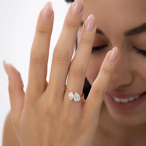 Anillo de compromiso Toi et Moi de dos piedras con diamante cultivado en laboratorio de corte pera de 2.05 quilates, diseño sofisticado y atemporal, oro de 14 quilates - Product Image 2