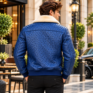 Chaqueta de aviador para hombre en cuero con tachuelas y cuello de piel, chaqueta de invierno cálida con cierre de cremallera y puños acanalados. - Product Image 4