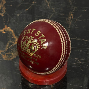 ลูกคริกเก็ต RED Cricket Hard Ball Test Star 156 กรัม หนังวัวแท้ 3 ชั้น แกนคอร์ก เย็บมือ คุณภาพระดับ Test Match ยี่ห้อ IBEX HILL - Product Image 5