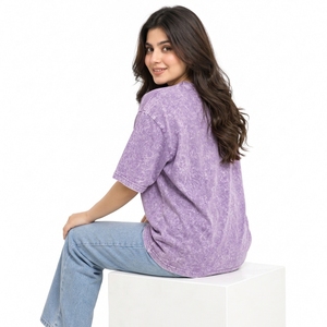 Camisetas de tela suave y estilo moderno diseñadas para mujeres, con lavado ácido, ajustes versátiles y un atractivo informal para atuendos diarios. - Product Image 5