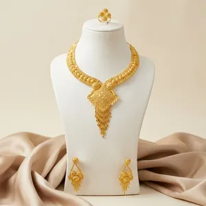 Elegante Juego de Collar de Novia Chapado en Oro de 24K con Diseño Floral, Pendientes y Anillo a Juego, Joyería de Boda Tradicional y Moderna - Product Image 1