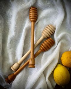 Bâtonnet à saupoudrer rustique en bois, réutilisable et fait main, pour la cuisine, disponible chez Worldwide Supply - Product Image 2