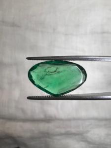 Émeraude verte de 4,86 carats, taille poire, coupée sur mesure, cristal brut pour centre de bijou artisanal - Product Image 4