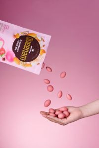 Vente en gros de haute qualité 150g de dragées au chocolat HALAL fraise enrobées de chocolat amande macadamia noix bonbons collations OEM disponible - Product Image 3