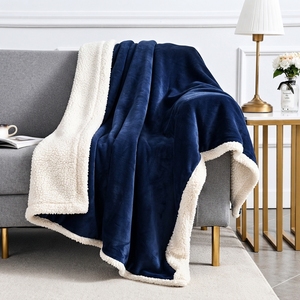 Couverture Sherpa unie bleu marine en polaire et flanelle, couverture tricotée personnalisée pour la maison et les voyages - Product Image 3