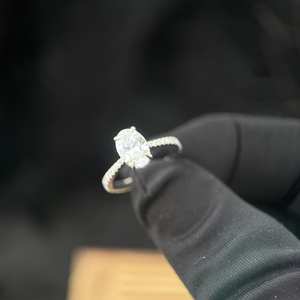 Anillo de Diamantes Cultivados en Laboratorio, Ovalados, 1.10ct en el Centro, 0.50ct Laterales, Oro Blanco de 14K, Bañado en Rodio, Certificado IGI, Eternidad Completa, para Novia - Product Image 2