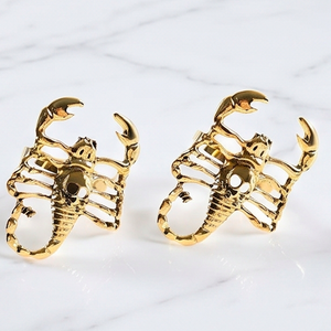 Anillos para servilletas con forma de escorpión dorado, 2 piezas, decoración gótica para mesa de Halloween, para uso en fiestas y en el hogar - Product Image 1