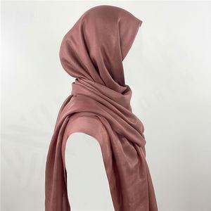 ผ้าคลุมศีรษะผู้หญิงมุสลิมแบบฮิญาบ รุ่นใหม่ล่าสุด ผ้าโพลีเอสเตอร์เนื้อนุ่ม ระบายอากาศได้ดี ประดับพู่ห้อย พรีเมียม พร้อมดีไซน์วิบวับสำหรับฤดูร้อน - Product Image 3