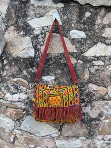 Bolso de Hombro Banjara Vintage Hecho a Mano – Bolso Boho Tribal Indio Tradicional con Espejos, Borlas y Bordados Ricos - Product Image 3