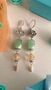 Boucles d'oreilles artisanales en résine effet aurore, élégantes boucles d'oreilles en résine motif fleur sauvage, boucles d'oreilles pendantes en résine motif jardin, boucles d'oreilles en résine motif fleur de cristal - Product Image 2