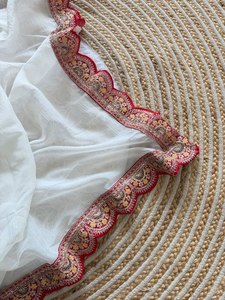 Sari blanc en chiffon premium croustillant avec broderie contrastante en sequins, dentelle jacquard et blouse Butti brodée à festons, modèle de créateur - Product Image 4