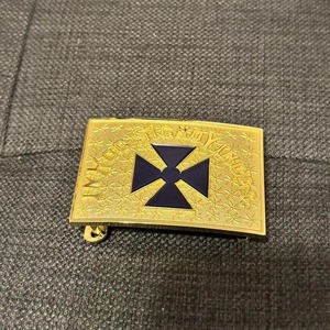 Boucle de ceinture en métal gravée, design croix en laiton doré, motif gaufré, logo personnalisé, accessoire streetwear, style classique et robuste - Product Image 1