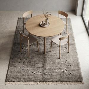 Tapis d'appoint classique en laine marocaine berbère grise cendrée, noué à la main, à poils plats, motif floral, minimaliste, avec franges décoratives - Product Image 4