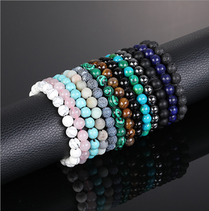 Bracelet empilé de perles en argile polymère rouge et rose vif avec breloques lettres, disponible à prix de gros. - Product Image 5