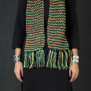 Bufanda Tejida Unisex con Patrón Geométrico - Bufanda Moderna para Invierno - Envoltura de Moda de Punto Acanalado Suave con Logotipo Personalizado - Product Image 3