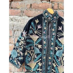Veste en velours noir faite à la main avec broderie Suzani, veste d'hiver unisexe, style bohème chic, veste pour femme avec doublure en coton - Product Image 2