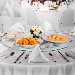 Piatto Girevole Lazy Susan in Vetro Temperato da 24 Pollici, Rotazione Silenziosa a 360 Gradi con 6 Ruote per Centrotavola - Product Image 1