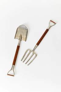 Ensemble d'outils de jardinage miniatures modernes avec longues poignées en bois, pelle et râteau pour l'entretien des plantes succulentes - Product Image 3
