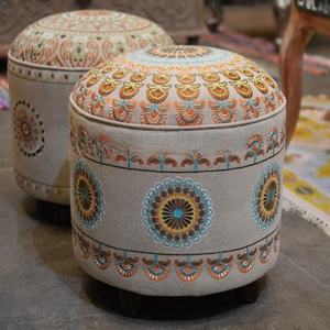 Housse de pouf ronde brodée classique rose multicolore, patchwork, pour décorations de mariage en extérieur - Product Image 1