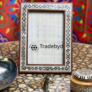 Marco de Fotos Vintage Creativo con Incrustaciones de Madreperla y Acabado Brillante, Hecho a Mano por Tradebyd - Product Image 3