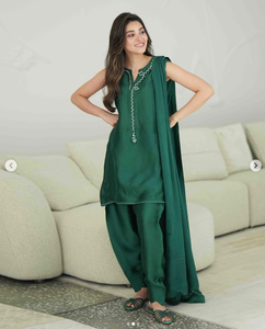 Sari en coton vert émeraude avec encolure brodée, coupe classique, tenue traditionnelle indienne et pakistanaise, décontractée et élégante pour femme, résistante à l'humidité - Product Image 1