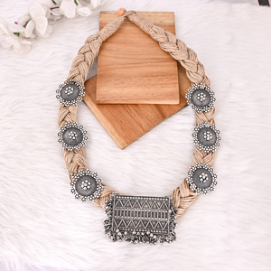 Collier en jute fait main élégant et tendance, bijoux bohèmes en fibres naturelles écologiques pour femmes - Product Image 1