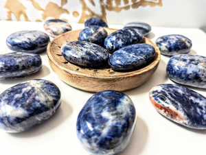 Vente en gros de sodalite sculptée pierre de palme polie pour la méditation naturelle Reiki énergie de poche pierre semi-précieuse pour Feng - Product Image 5