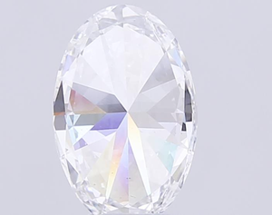 Diamant blanc ovale de 4 carats, de forme brillante, avec une symétrie exceptionnelle et un feu glacé époustouflant, pour la création de bijoux fins sur mesure. - Product Image 4