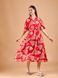 ชุดเดรสอินเดียลายดอกไม้แบบดั้งเดิมสีแดงทรงเข้ารูปบานออก  งานแฮนด์เมดสำหรับผู้หญิง  ชุดลำลองใส่สบายสำหรับฤดูร้อน ความยาวปานกลาง เหมาะสำหรับใส่ในชีวิตประจำวัน - Product Image 2