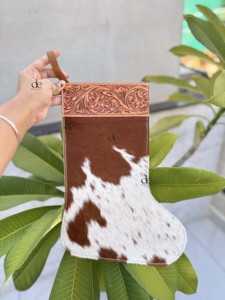 Chaussette de Noël en cuir de vachette pour la famille, décorée à la main, à suspendre au sapin ou au foyer, et sac cadeau pour la décoration de fête - Product Image 3