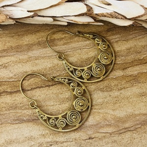 Pendientes de aro espirales tribales de alta demanda, joyería bohemia de latón para mujer, acabado de latón antiguo, pendientes étnicos de media luna, venta al por mayor/OEM/ODM - Product Image 4