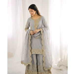 Ensemble Sharara élégant avec dupatta, broderie lourde et travail de sequins, tenue ethnique de créateur pour fêtes et mariages - Product Image 1