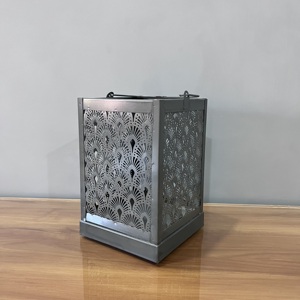 Portavelas Decorativo de Hierro de Diseño Artesanal con Acabado Gris para Decoración del Hogar - Product Image 2